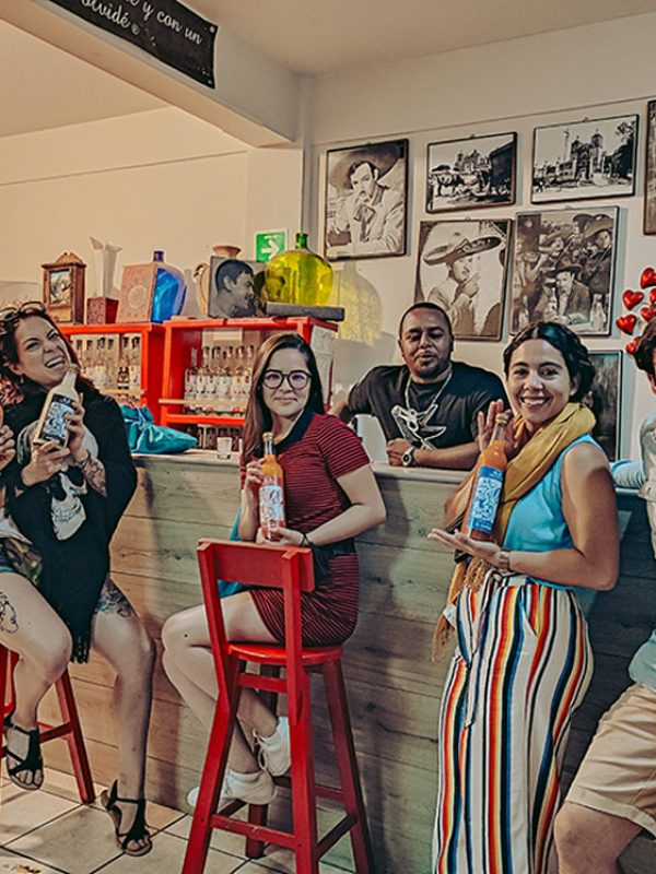 Mezcal-con-el-team-carrusel-galeria-